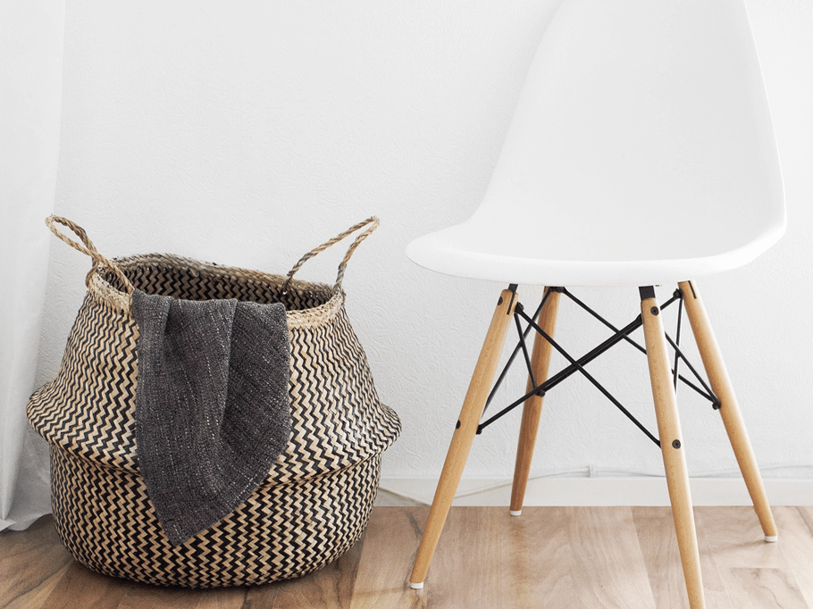 koszyk i krzesło w sypialni w stylu skandynawskim